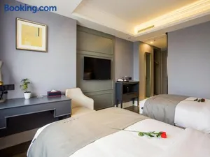Image of LanOu Hotel Wuhan CapitaMall Wusheng Road Metro Station