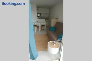 Image of T2 climatisé à 5 minutes à pied de la plage avec parking, piscine et wifi