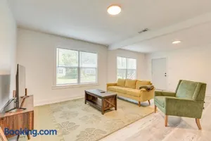 Image of Mid-Town Cave for 6 Guests 3 Bedroom 1 Bath