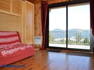 Image of Bas de chalet cosy avec balcon et 1 chambre - FR-1-593-26