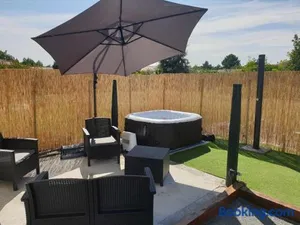 Image of Beau logement avec terrasse, jacuzzi et terrain de pétanque privatif à 5 minutes de la plage