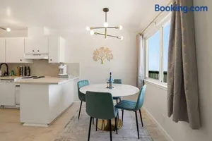 Image of Charming 2Bedroom 1Bathroom with Breathtaking Mountain, Sunset and Ocean Views