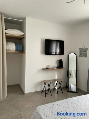 Image of Chambre avec salle de bain privée dans villa avec garage