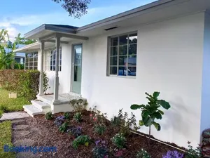 Image of Cozy Renovated Vintage Modern House Downtown!