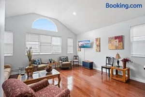 Image of 420 Lofty Apt, laundry, a block frm CTA