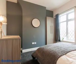 Image of Centralized Private 4 BR House at Hanley with Free Parking