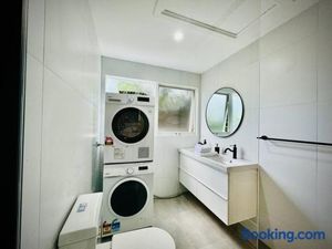 Image of Charming Granny Flat Conveniently Located near Knox Shopping Center