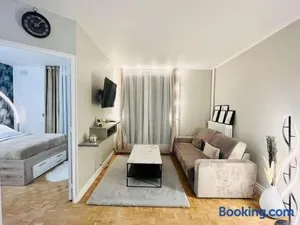 Image of Proche Château de Versailles avec balcon vu sur une forêt et parking gratuit pour 5 personnes maximum