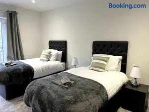 Image of Luxury 3 Bed House, Parking, Garden and 2 Office desks 2