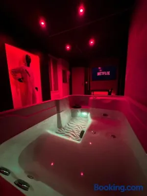 Image of La squid love jacuzzi & cinema prive