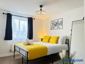 Image of 2BR 2BA Flat - King Beds - Free Parking - Near LGW Airport