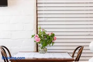 Image of Maldon Cosy Garden Cottage - Charming One Room Studio