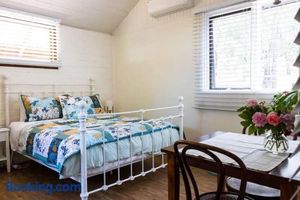 Image of Maldon Cosy Garden Cottage - Charming One Room Studio