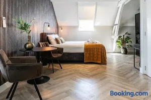 Image of HotelBed w aircon at City Villa Tilburg Willem 1