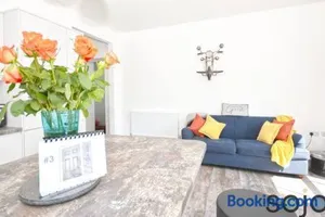 Image of Stunning split level apartment with roof terrace