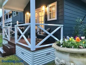 Image of Hamptons In Rye Green Cottage 3 Mins to Hot Springs!