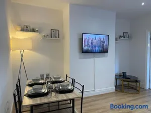 Image of Stylish and Modern 3 bed Apartment with FREE PARKING,