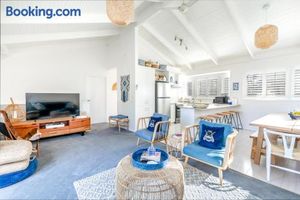 Image of Stylish Beach House Retreat - Close to River & Shops