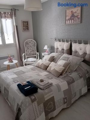 Image of la maison rose 2 chambres avec lit pour 2 personnes et 2 salles de bains