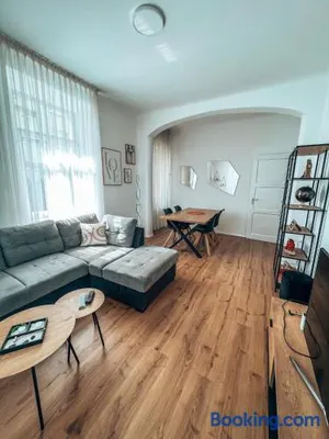 Image of Appartamento in villa antica a pochi passi dal lago