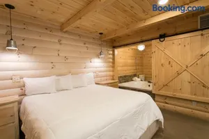 Image of Hummingbird Haven Cabin by Amish Country Lodging