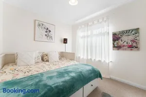 Image of Fantastic family home near city