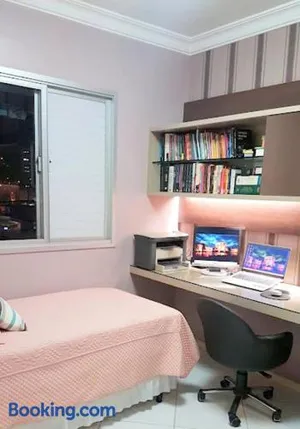 Image of Quarto HOME OFFICE no CENTRO com Cama Box de solteiro - WIFI - TV - banheiro - Sala de Estar e cozinha - Apto compartilhado com Anfitriões experientes em hospedar - Superhost no BnB 5 estrelas