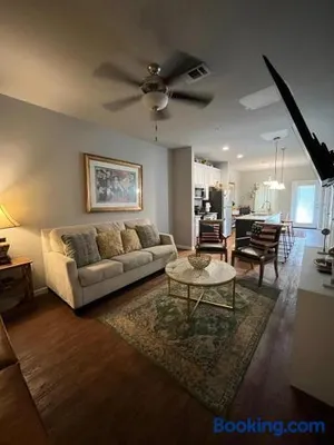 Image of Cozy 2BR Townhome with Parking Near Valdosta Hotspots