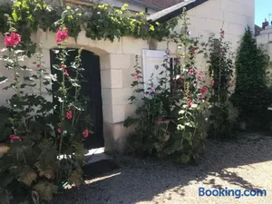 Image of LA PETITE COUR