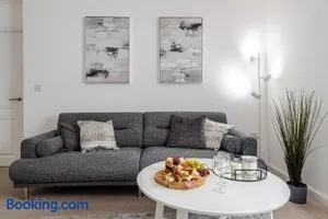 Image of Lovely Modern 2 Bed City Centre Apartment with FREE parking - Double or Twin Beds Available