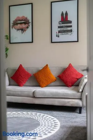 Image of 4 Bedrooms Homely House - Sleeps 6 Comfortably with 6 Double Beds,Glasgow, Free Street Parking, Business Travellers, Contractors, & Holiday-Goers, Near All Major Transport Links in Glasgow & City Centre