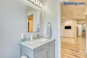 Image of 10 sleeps 3bd 2bth house Hot tub free parking