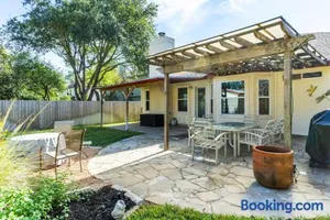 Image of Cozy 3BR Retreat with Outdoor Dining & BBQ Grill