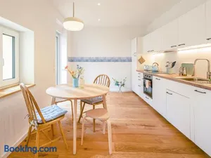 Image of Hinterhof-Juwel mit Küche und Smart-TV