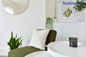 Image of London Calling 3 bed 3 baths 5 mins from train into City