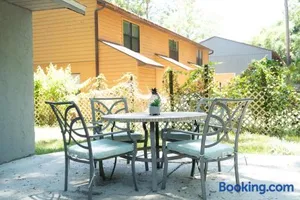 Image of Gainesville Charm- Cozy, Comfortable, Convenient