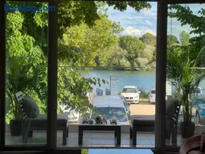 Image of Modernes Wasserfront Wohnung, Terrasse, Parkplatz