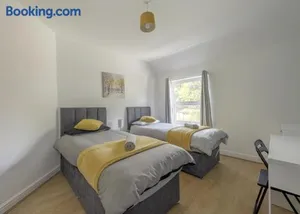 Image of Birmingham Contractor House sleeps 8 Private Garden near M6 Motorway Business Wi-FI