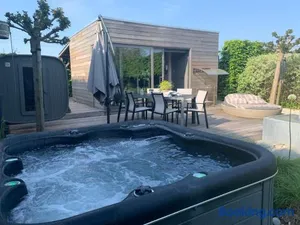 Image of La chambre du puits avec 2 jacuzzis , sauna et Hammam privatif