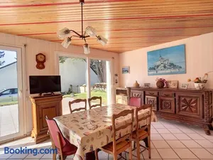Image of Villa à 100m de la Plage avec Jardin, Terrasse, et Proche Commerces - FR-1-361-95