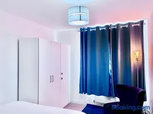 Image of Large Comfortable Bed with Own Bathroom Free Parking and Wifi in West Thurrock Grays