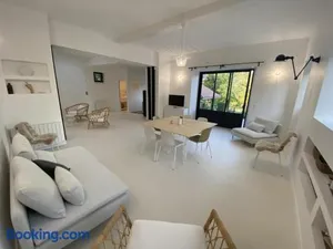 Image of Gîte de Charme à Senlisse: Confort Haut de Gamme, Parc Arboré, Cheminée, Wifi Gratuit, Proche Châteaux - FR-1-527-9