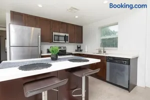 Image of Spacious entire Apartment with Free Parking