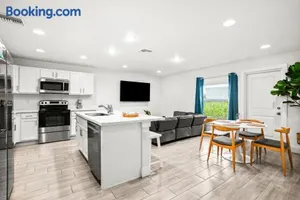 Image of Bright & Spacious 3BR Close to Beaches