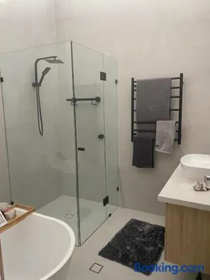 Image of Lg Qs Rm Private Luxury Bathrm Strictly NON SMOKERS and Genuine Travellers ONLY over 25