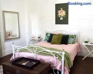 Image of Smithtown Champagne Bed and Bubbles