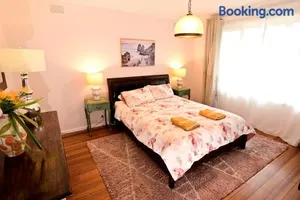 Image of Two Pines, whole home in Tullamarine near airport!