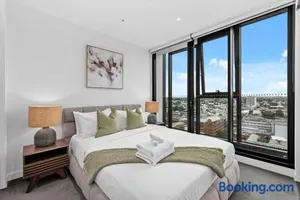 Image of Stylish Valley Pad with City Views, Huge Gym & Park