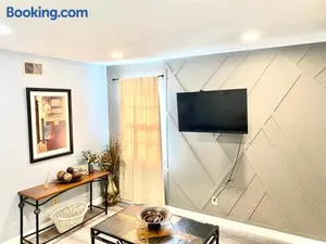 Image of Welcome travel techs, King bed, 2br 1 ,5 ba, 4beds sleep 5, xAI, Project Pyramid