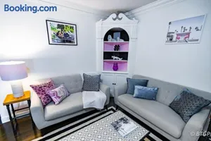 Image of Retro Retreat Walk to Graceland with Free Parking and Wifi